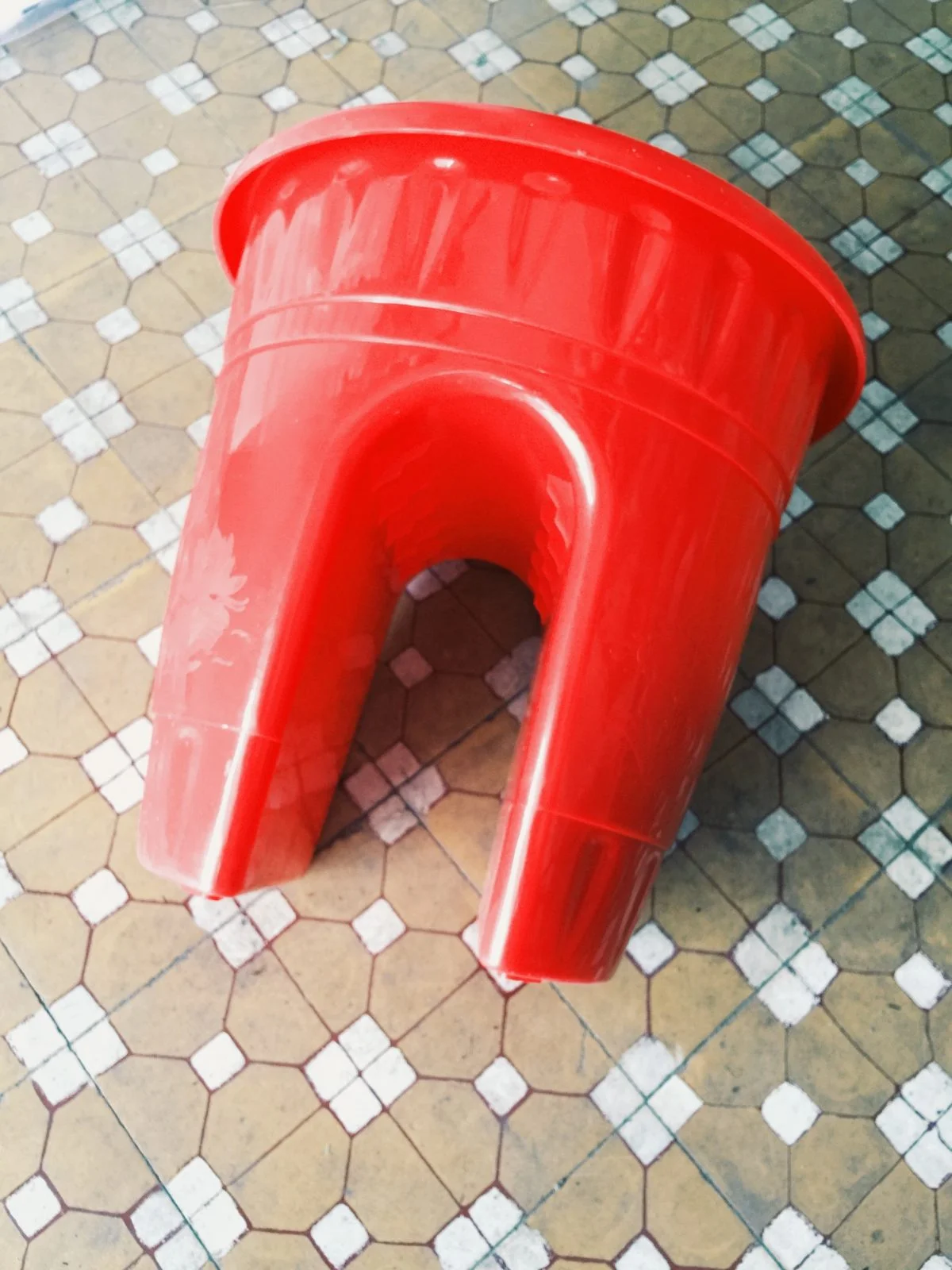 Chậu nhựa tròn viền đơn giản kẹp máng ban công lan cang