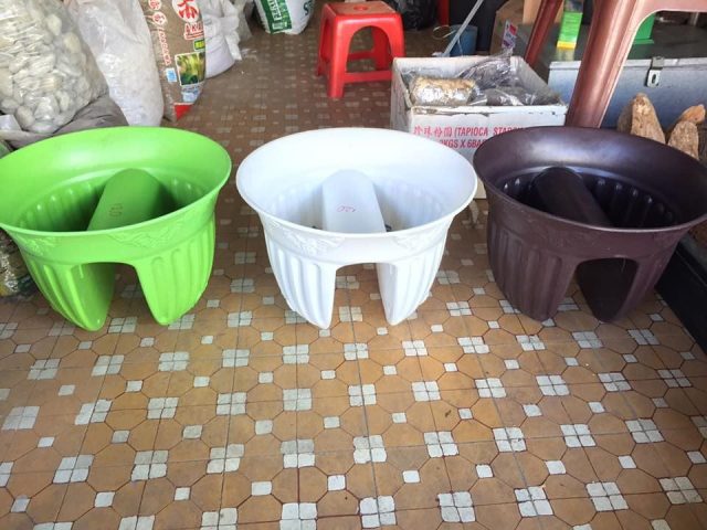 Chậu tròn viền hoa văn kẹp máng lan can ban công