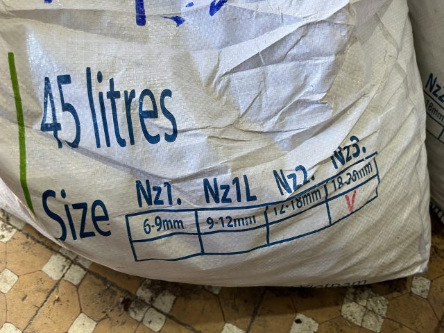 Vỏ thông NewZita Plus, gói 1kg (có 4 size: 6-9mm, 9-12mm, 12-18mm, 18-30mm) - Hình ảnh 7