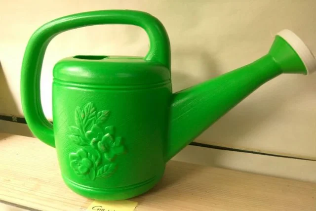 Bình tưới cây vòi sen nhựa viền hoa