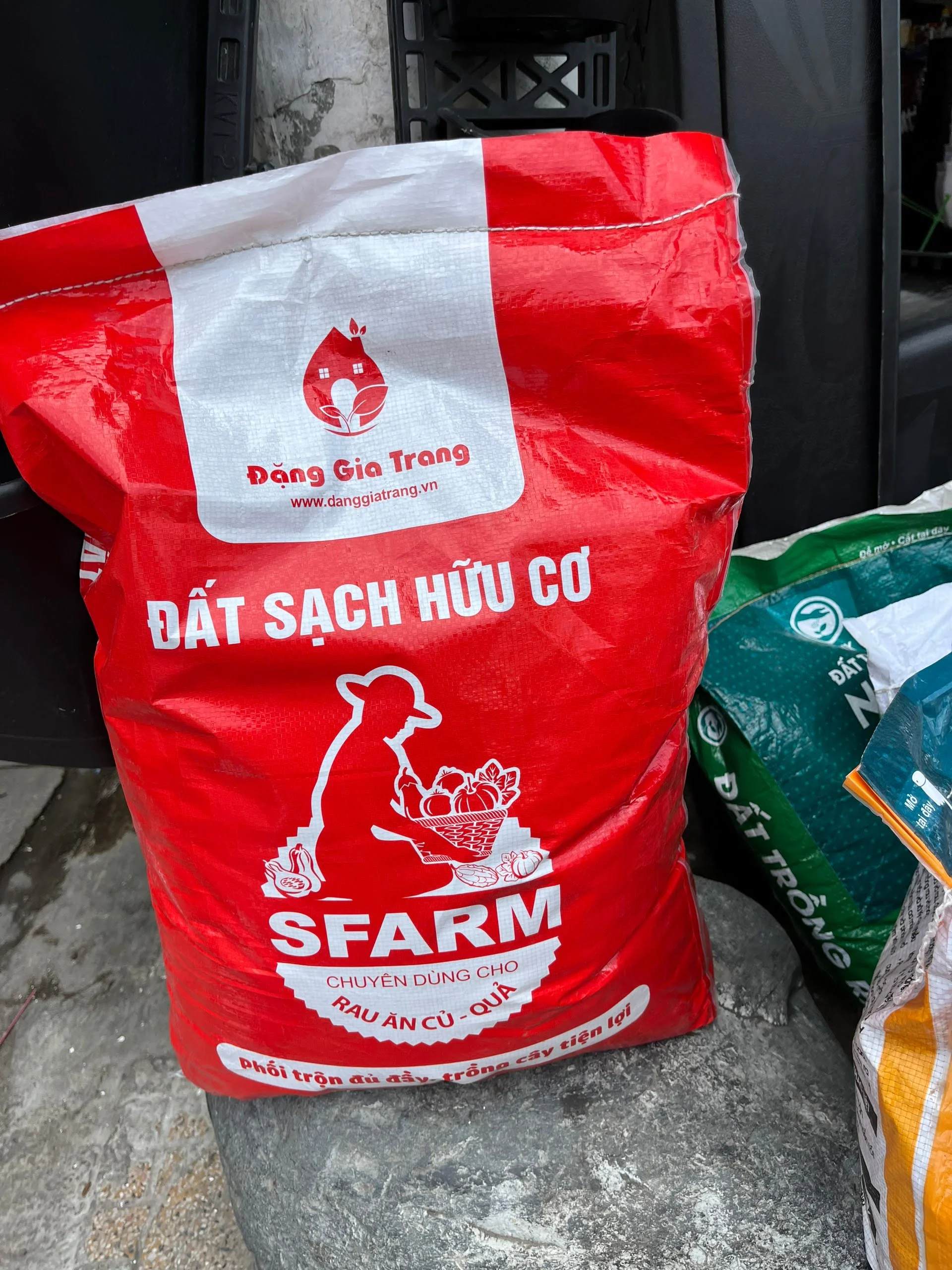 Đất sạch hữu cơ SFARM - chuyên trồng rau ăn Củ - Quả