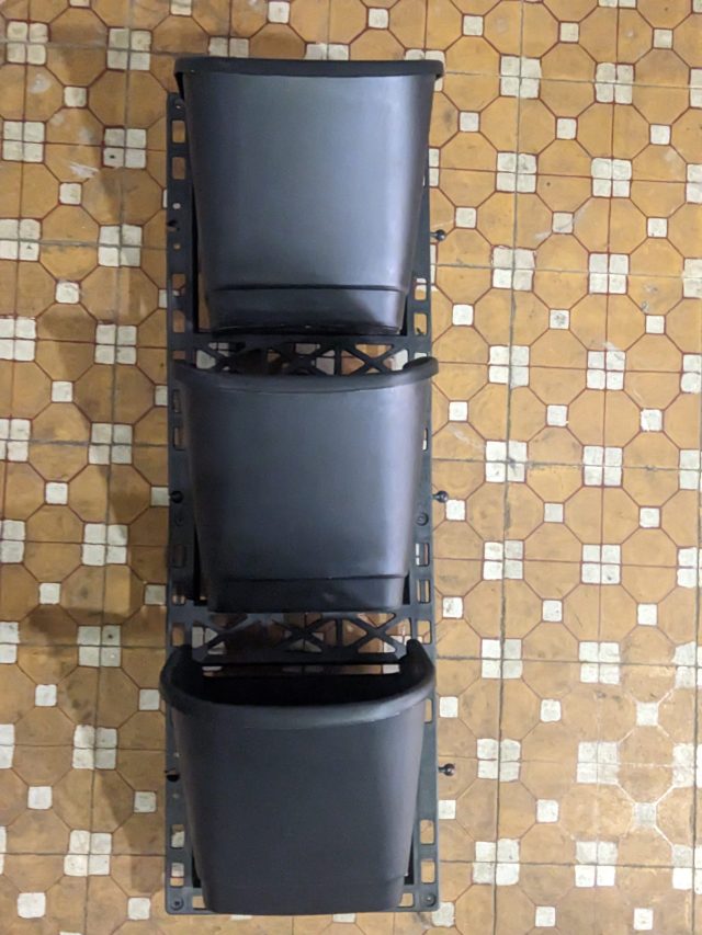 bộ 3 chậu nhựa nhỏ kèm khung treo chậu móc tường
